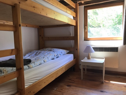 Chambre avec un lit simple et un lit superposé