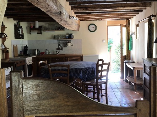 Salle à manger avec la cuisine