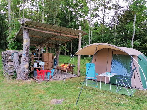 La tente meublée avec cuisine extérieure