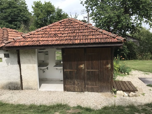 Le bloc sanitaire avec 2 toilettes et 4 douches